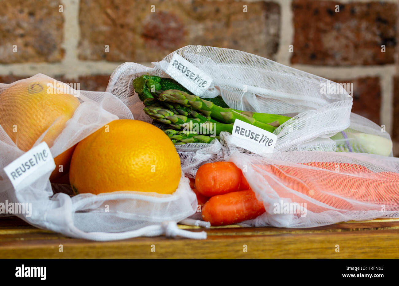 Obst und Gemüse in wiederverwendbare mesh Taschen, mit Wiederverwendung mich Etiketten, auf den Küchentisch, authentisch echten Kunststoff Eco friendly Shopping Stockfoto