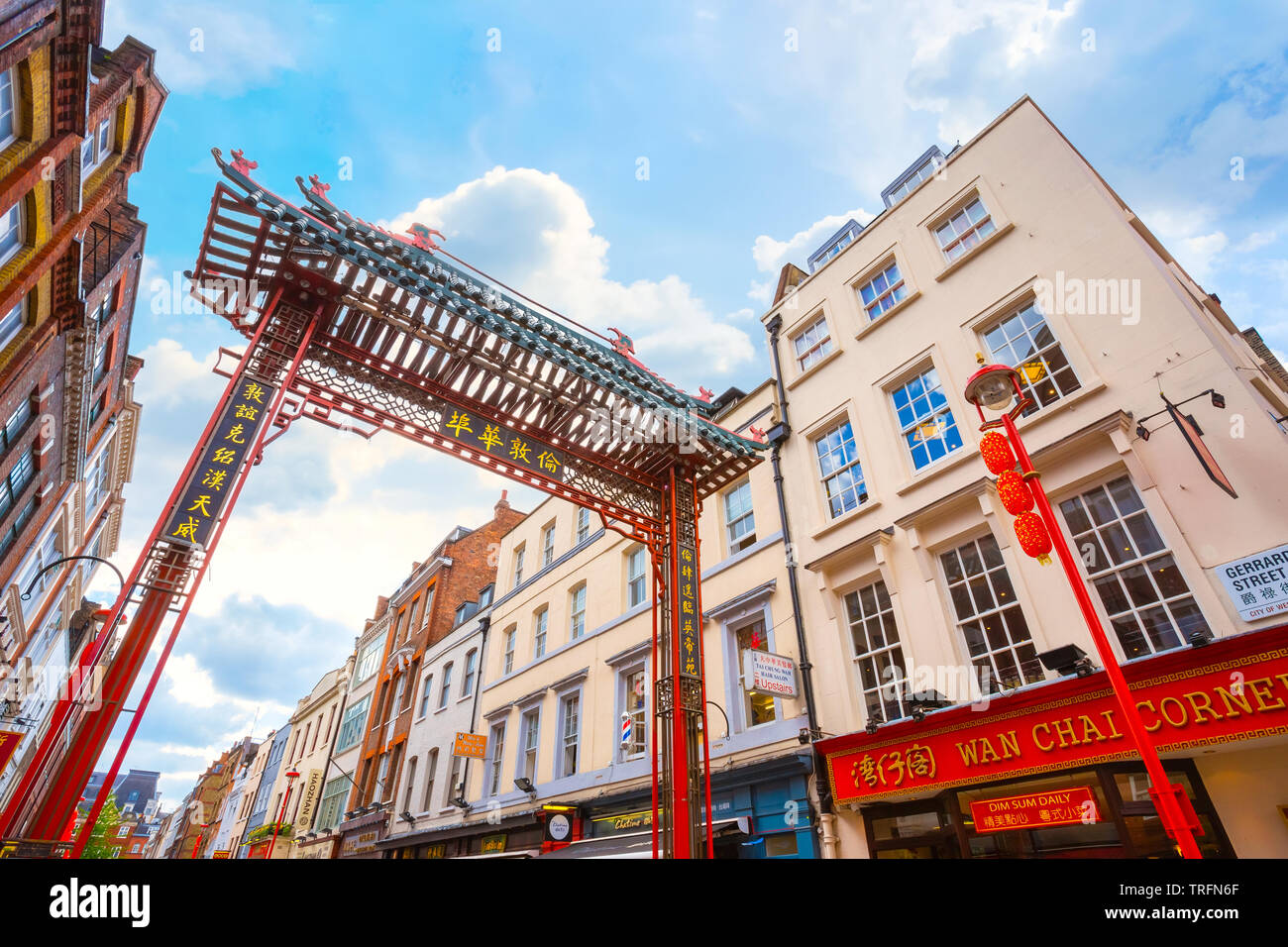 London, UK, 13. Mai 2018: London Chinatown auf Gerrard Street enthält eine Reihe von chinesischen Restaurants, Bäckereien, Supermärkte, Souvenirläden und oth Stockfoto