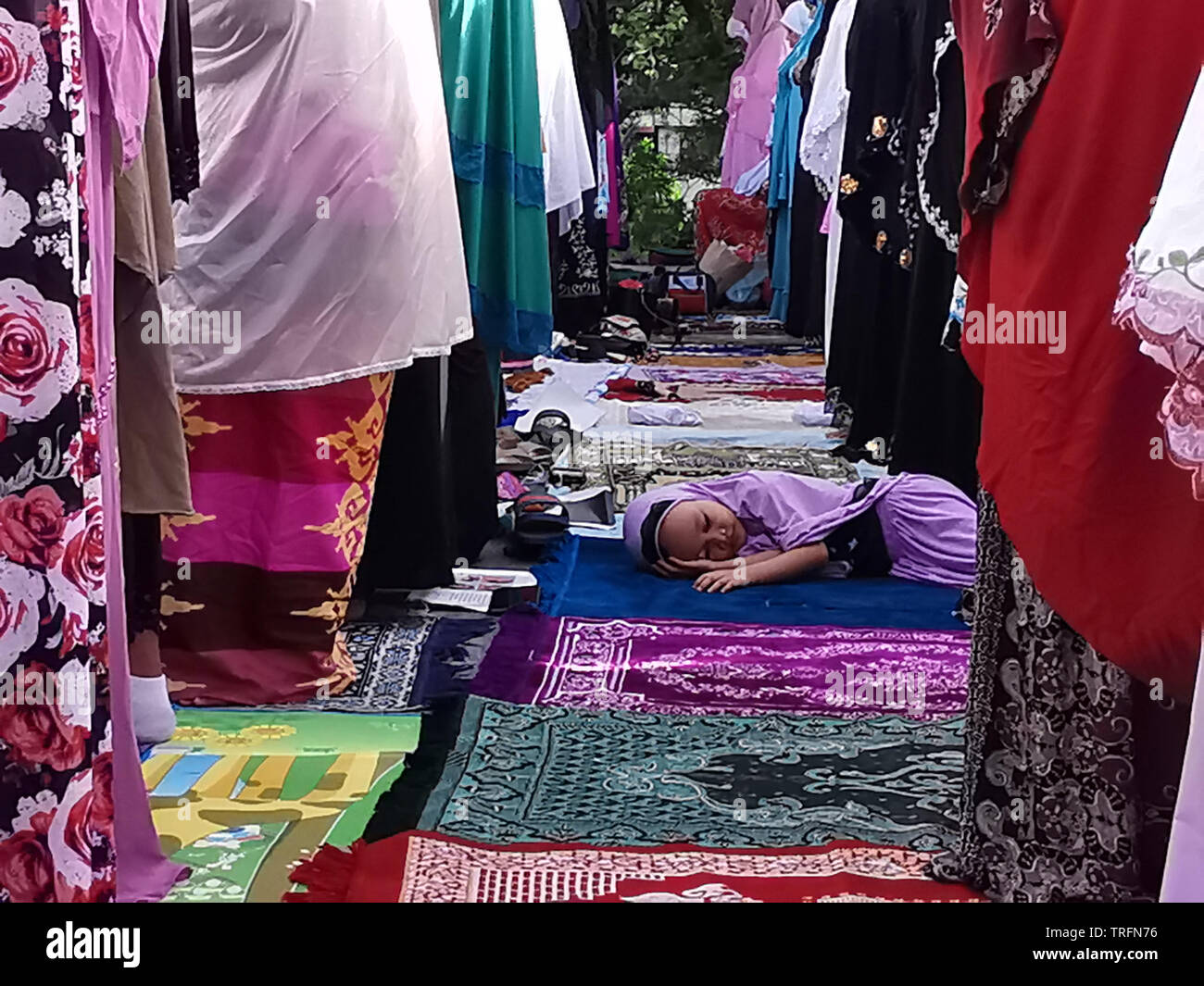 Taguig City, Philippinen. 5. Juni 2019. Ein junges Mädchen schlafen während die Eid Morgengebet. Tausende Muslime leben in Taguig City nahmen an der Eid Feiern außerhalb der Blauen Moschee. Sherbien Dacalanio/Alamy leben Nachrichten Stockfoto