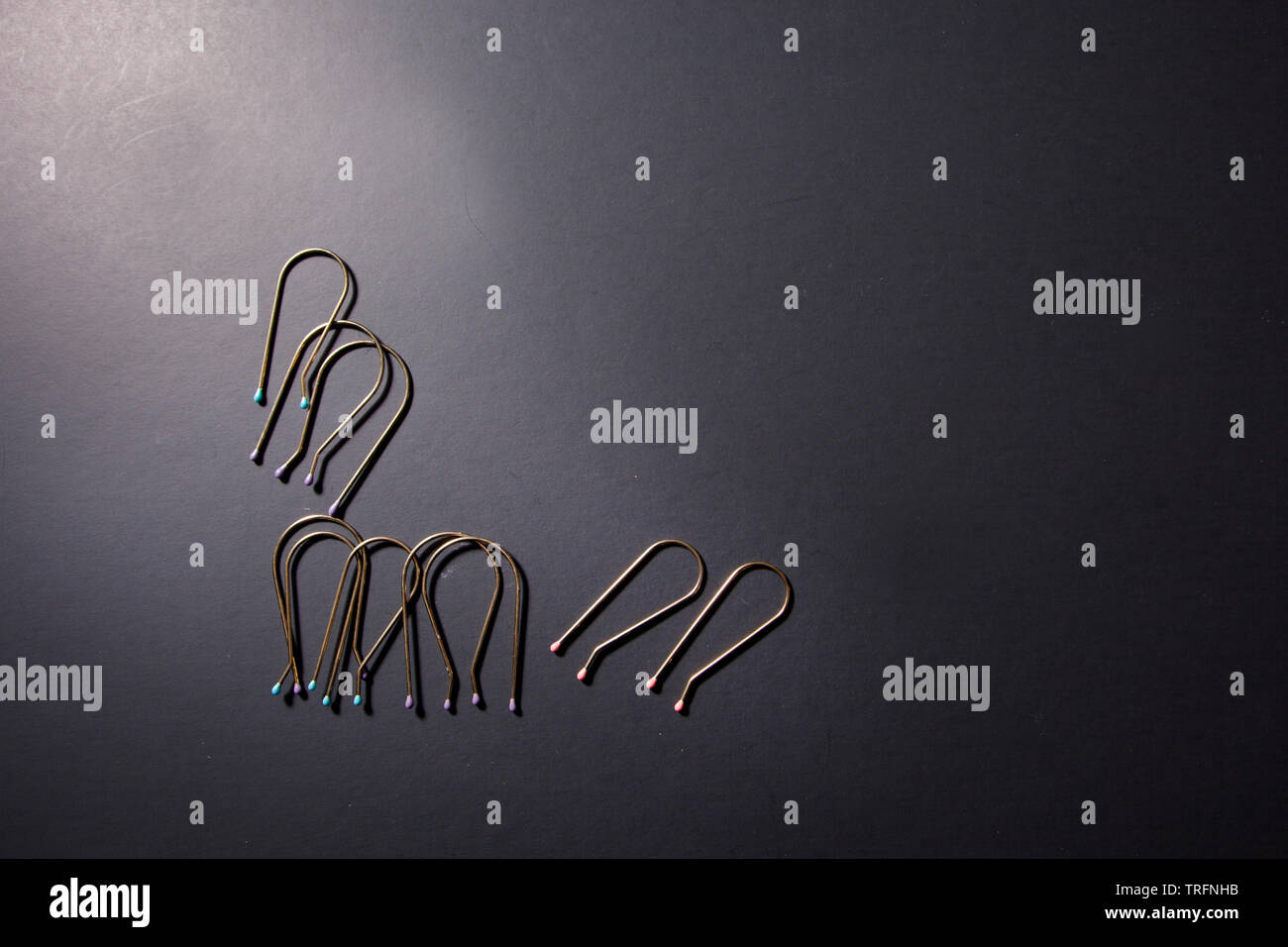 Verschiedene Formen und Größen von Gold roller Haarnadeln gegen eine horizontale studio Hintergrund curl Stockfoto