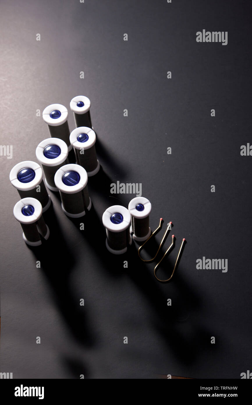 Blue heißen Rollen für Haar mit u-förmige Stifte gegen schwarze Kopie Raum Stockfoto
