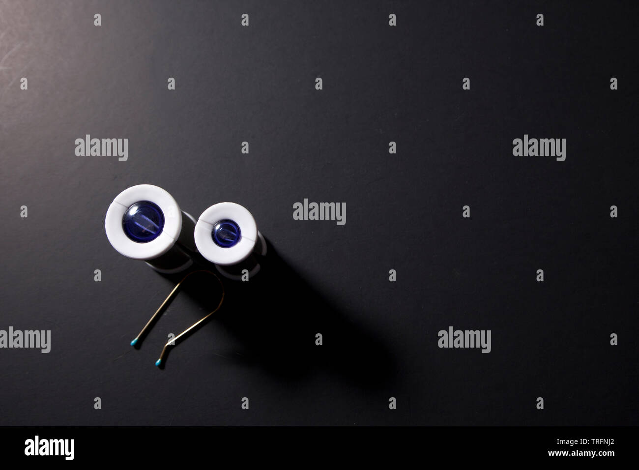 Zwei blaue heiße Haar rollen, die wie Augen Stockfoto