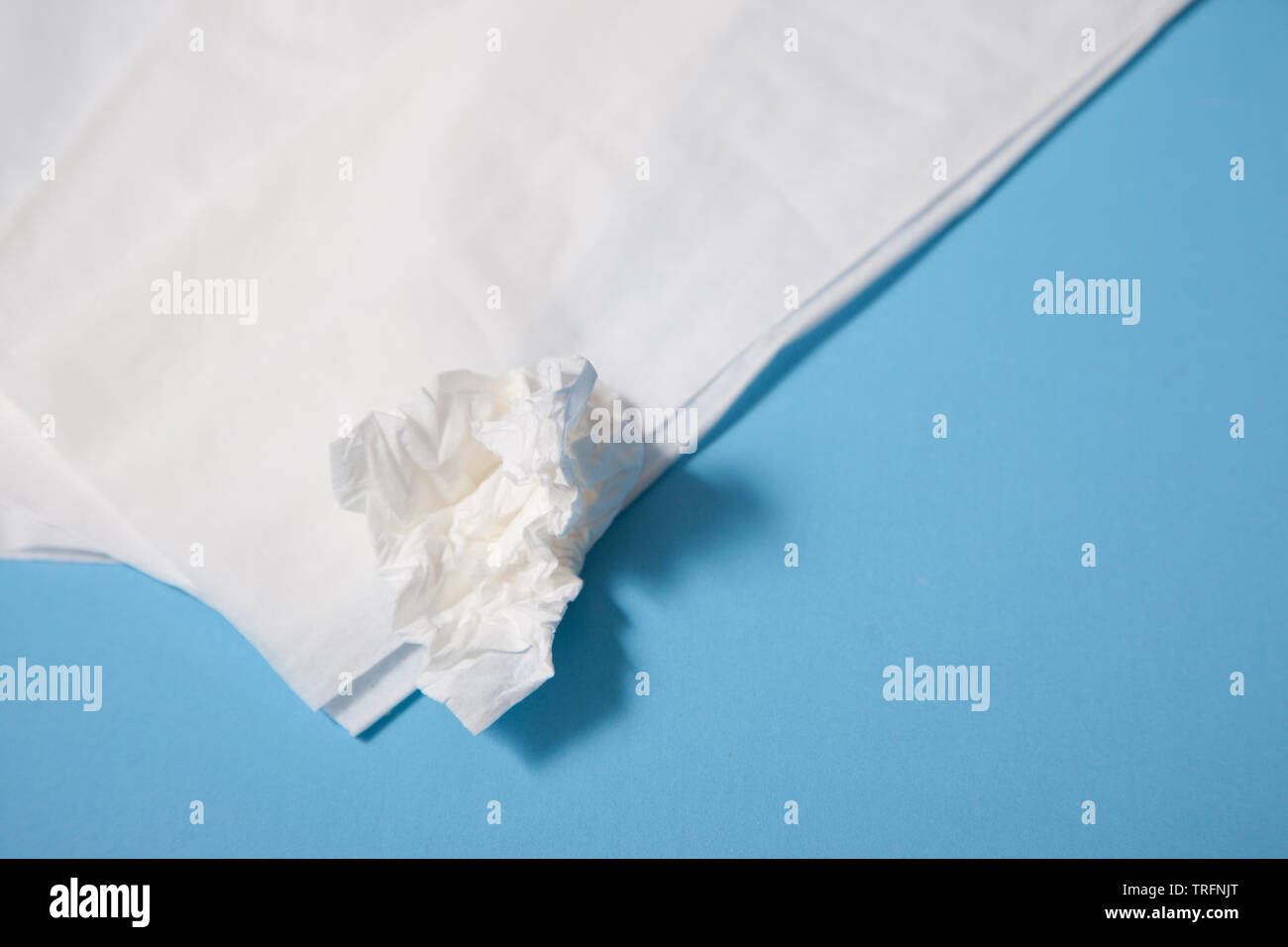 In der Nähe von weißen Gewebe für die Nase weht vor blauem Hintergrund Stockfoto