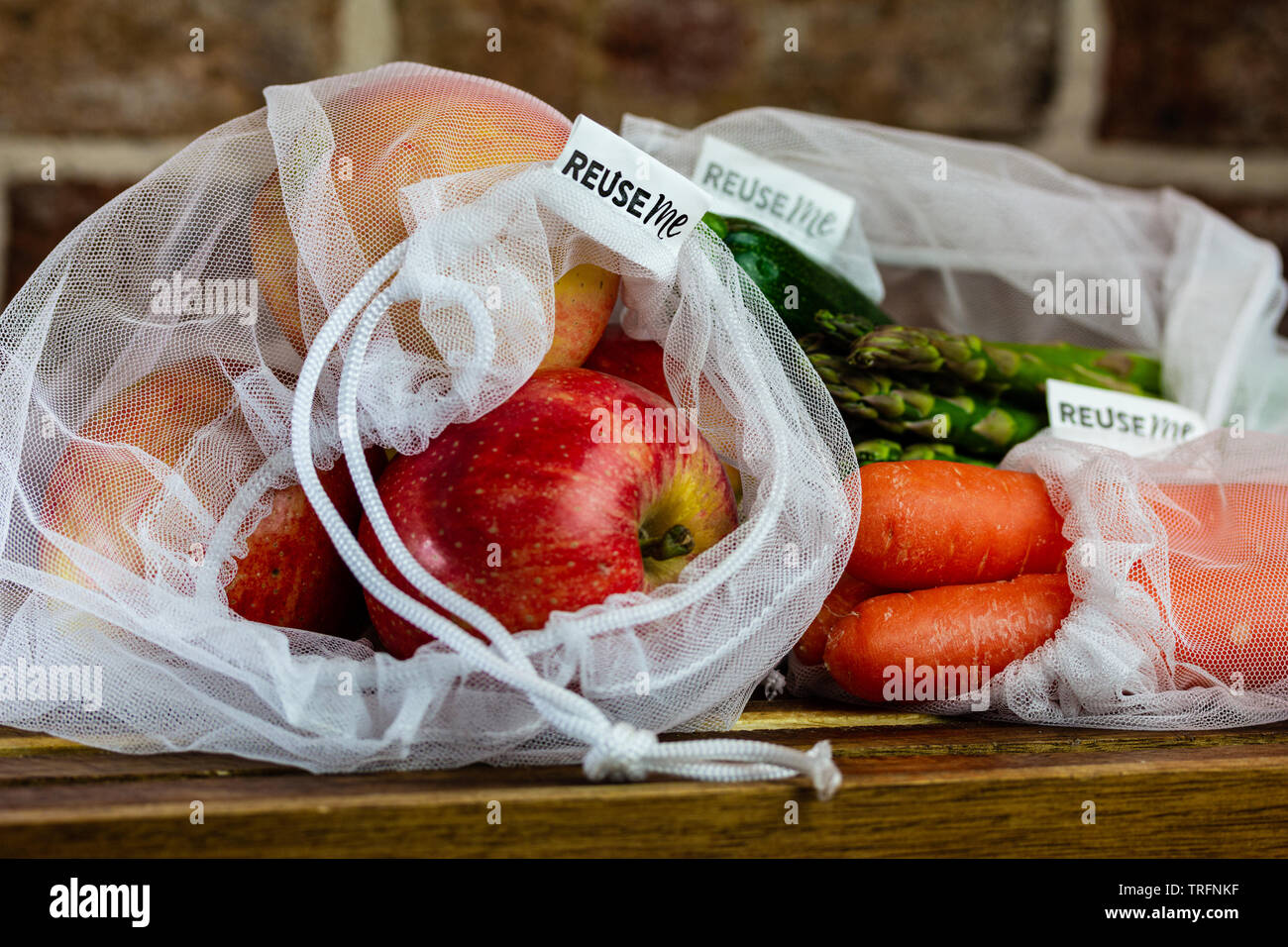 Obst und Gemüse in wiederverwendbare mesh Taschen, mit Wiederverwendung mich Etiketten, auf den Küchentisch, authentisch echten Kunststoff Eco friendly Shopping Stockfoto