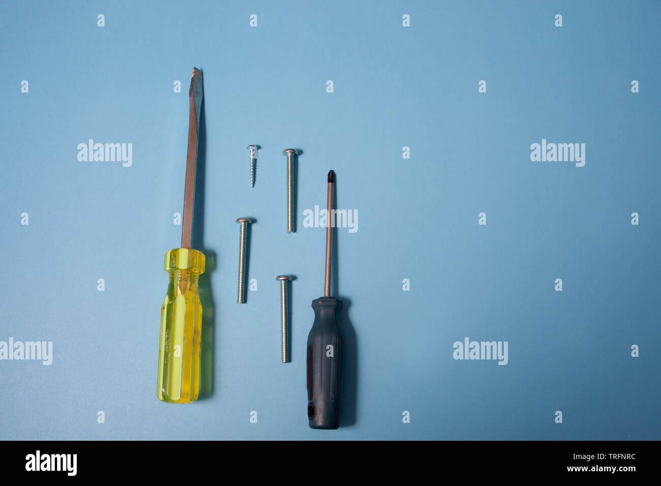 Legen flache Ansicht von Tools wie Schrauben, Nägel, ein Hex-Schlüssel und Schraubendreher Stockfoto