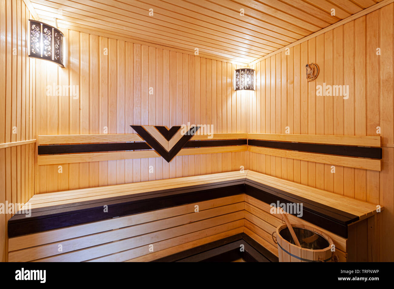 Entspannen Sie in der Sauna. Finnland - style classic Holz- Sauna im  Innenbereich im öffentlichen Gebäude, Hotel Stockfotografie - Alamy