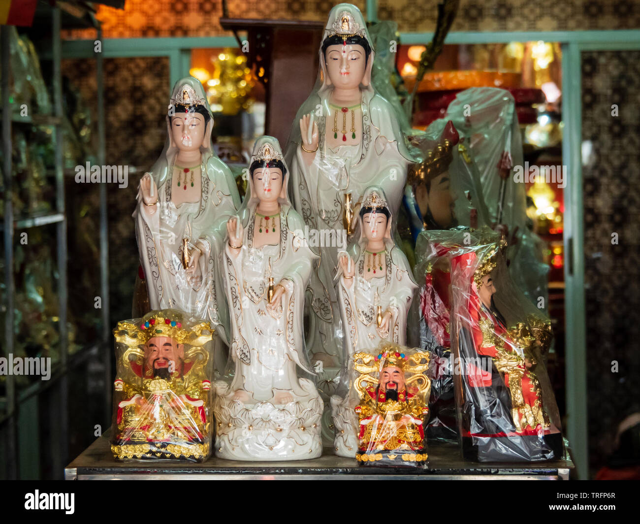 Figuren der Göttin der Barmherzigkeit, Kwan Yin/Kuan Yin und der Gott des Schicksals, Cai Shen, an einem TAOISTISCHEN/daoistischen Gebet Elemente speichern Stockfoto