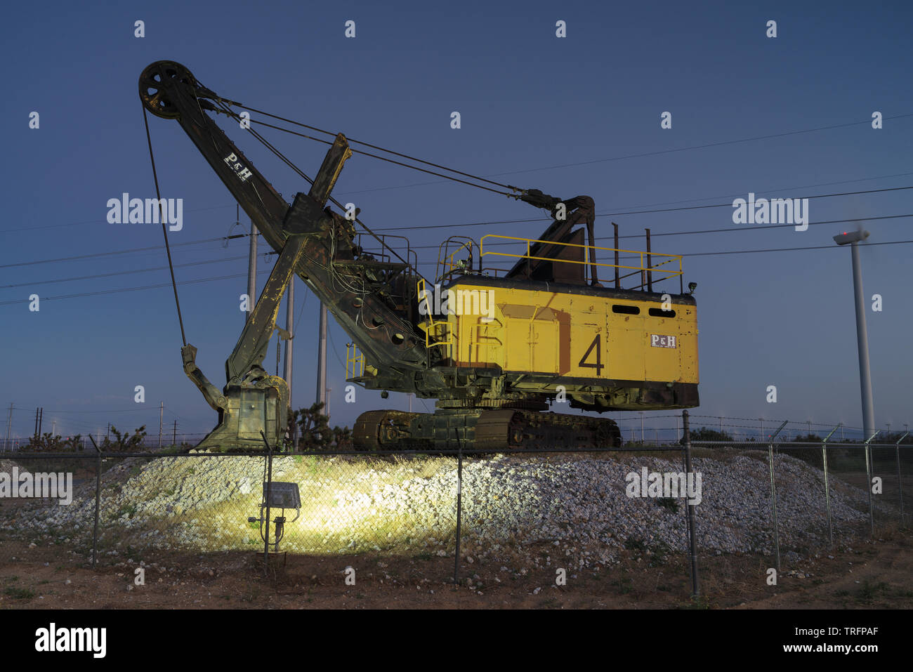 Bild in der Dämmerung eines alten Bergbau Schaufel auf Anzeige berücksichtigt. Stockfoto