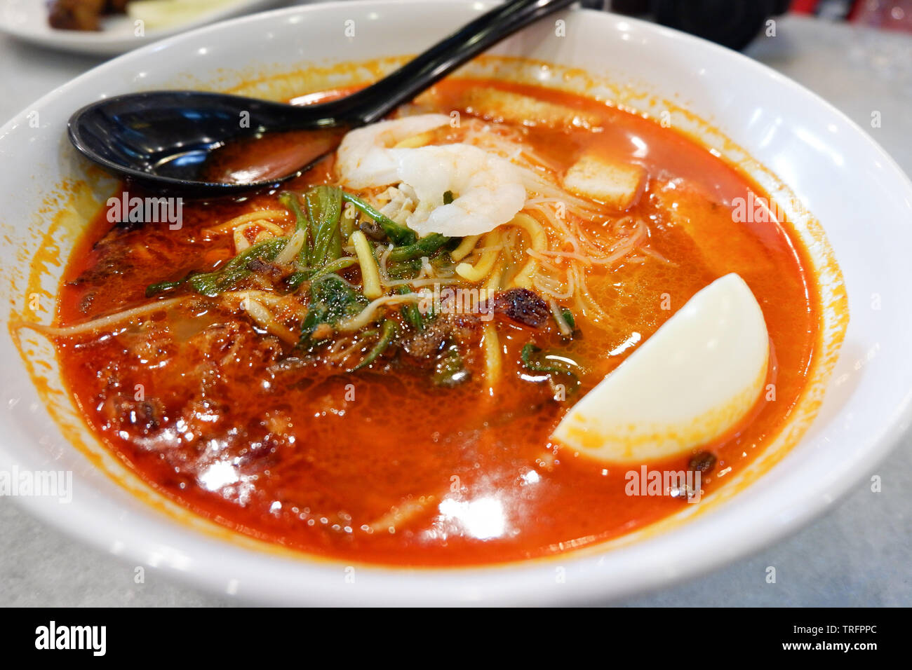 Curry Suppe Meeresfrüchte Garnelen mit Kokosmilch und Gemüse Kräuter  Gewürze würzig in der Schüssel/Malaysischen essen Nudelsuppe  Stockfotografie - Alamy