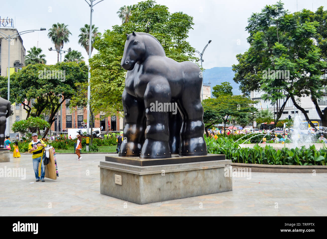 Das berühmte Pferd Skulptur von weltbekannten kolumbianischen Künstler Fernando Botero, an der Plaza Botero, einer der wichtigsten touristischen Attraktionen in Medellín entfernt Stockfoto