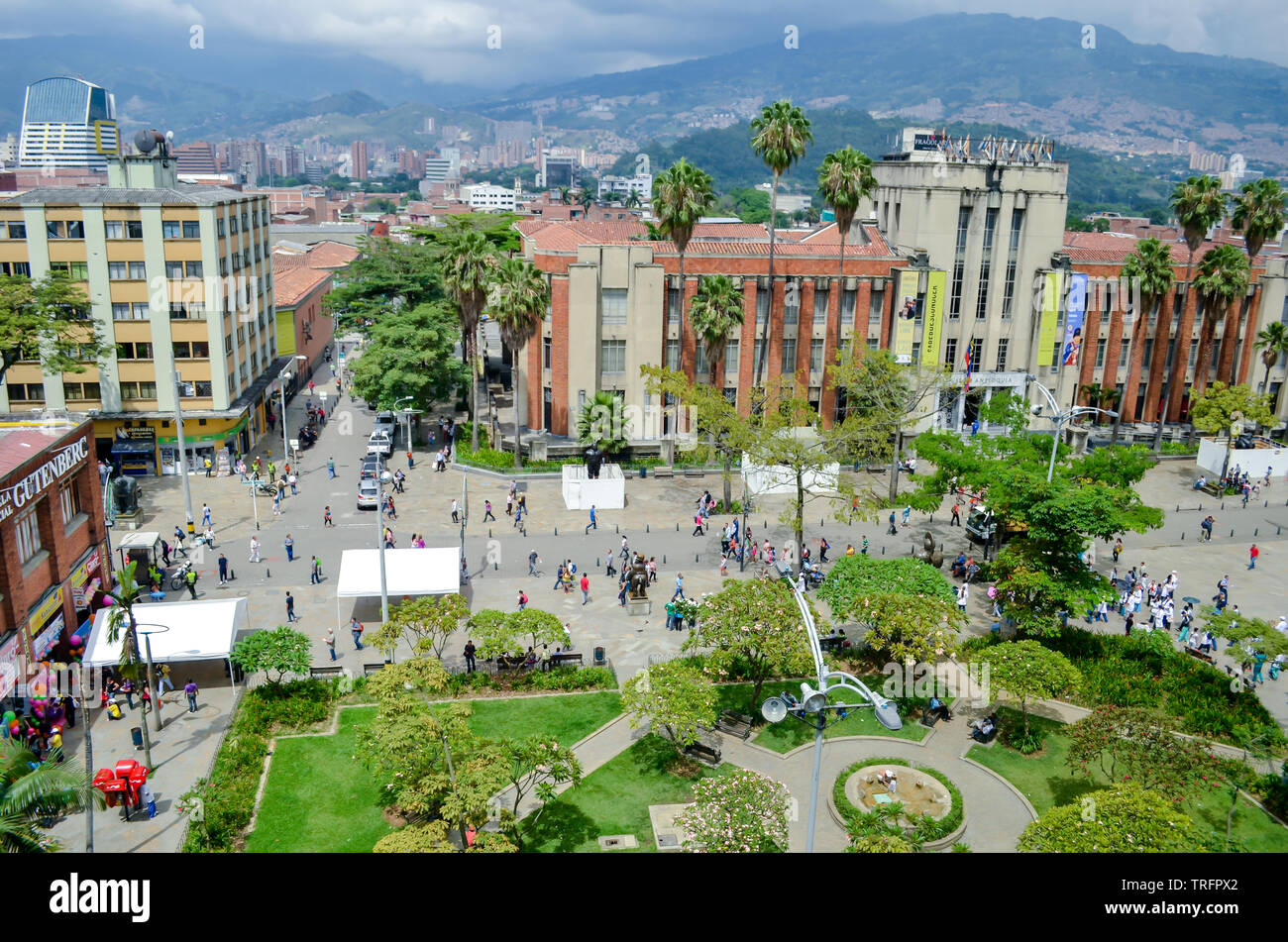 Blick auf die Plaza Botero in Medellin, ein Muss Anziehung in Medellin. Das Museo de Antioquia ist in der Mitte des Bildes zu sehen. Stockfoto