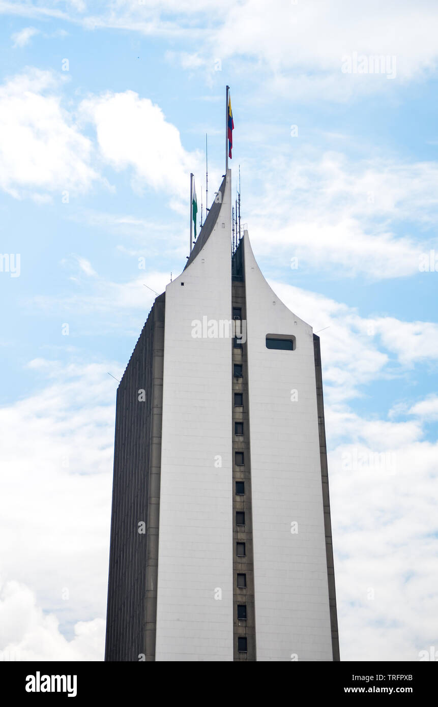 Oben auf der Coltejer Gebäude, die ikonische Nadel-wie Gebäude in Medellin, liegt an einer der wichtigsten Textilunternehmen in Kolumbien Stockfoto