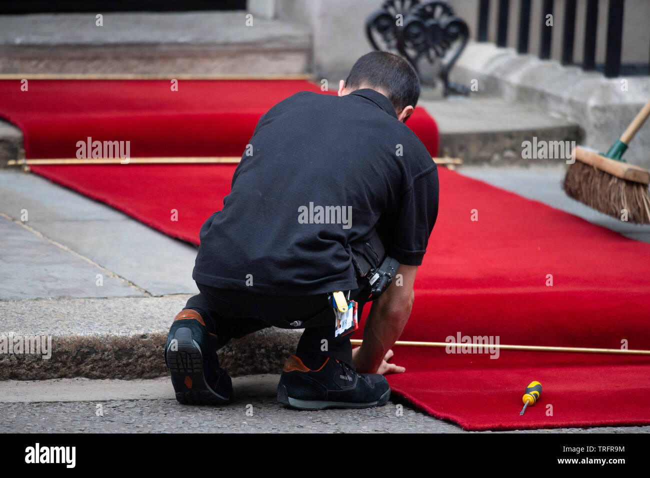 Downing Street, London, UK. 4. Juni 2019. Roter Teppich liegt außerhalb 10 Downing Street für die Ankunft von US-Präsident Donald Trump installiert. Stockfoto