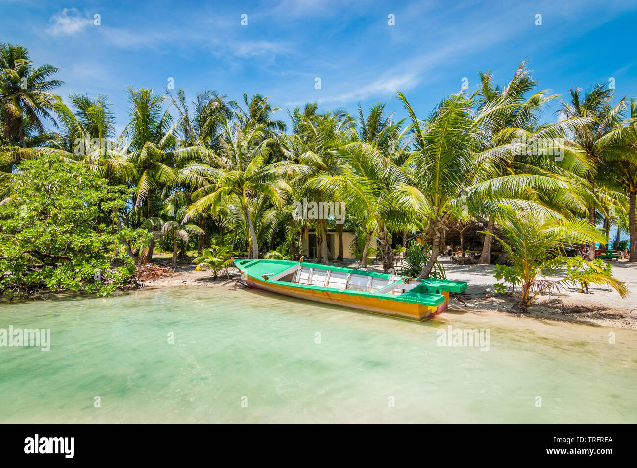 Schönen tropischen Destination mit Palmen und ein leeres Boot auf dem weißen Sandstrand der Insel Bora Bora, Französisch-polynesien angedockt. Stockfoto