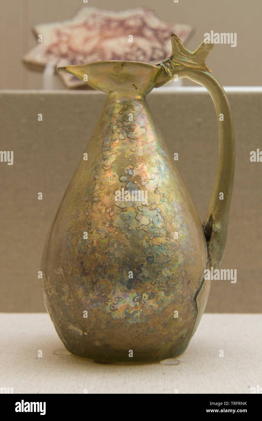 Blown-Cutting-Glas Container. 224-651 AD, Sassanidischen Periode. Nahavand, Provinz Hamadan, Iran. Iran National Museum Stockfoto