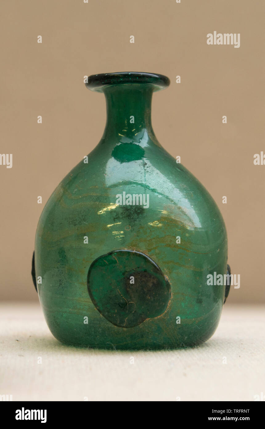 Blown-Cutting-Glasflasche (Parfüm Flasche) 224-651 AD, Sassanidischen Periode. Niavol, Provinz Gilan, Iran. Iran National Museum Stockfoto