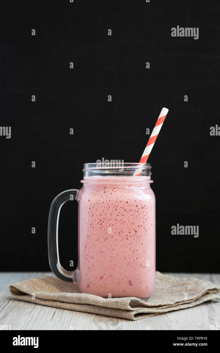 Strawberry Banana Smoothie in einem Glas mug, Seitenansicht. Nahaufnahme. Stockfoto