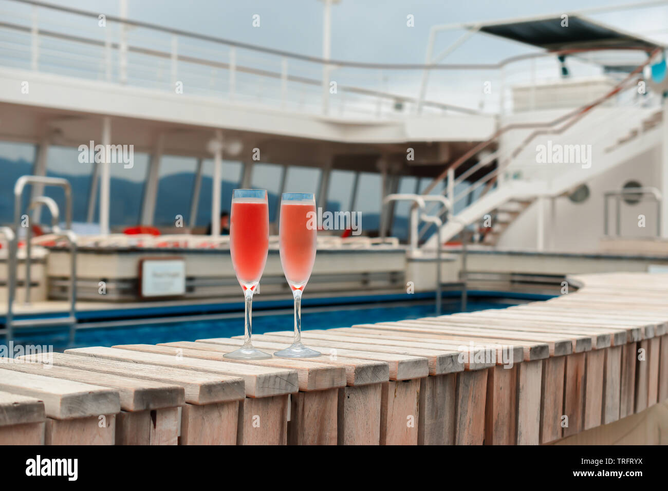 Zwei Gläser Champagner Rosé, in der Nähe eines Swimmingpools auf einer Kreuzfahrt Urlaub. Stockfoto