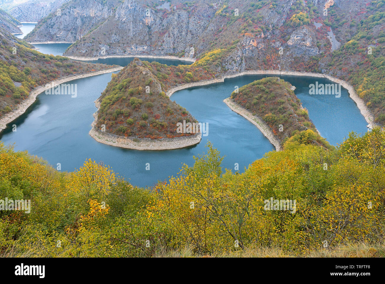 Schlängelt sich der Fluss Uvac, Serbien Stockfoto