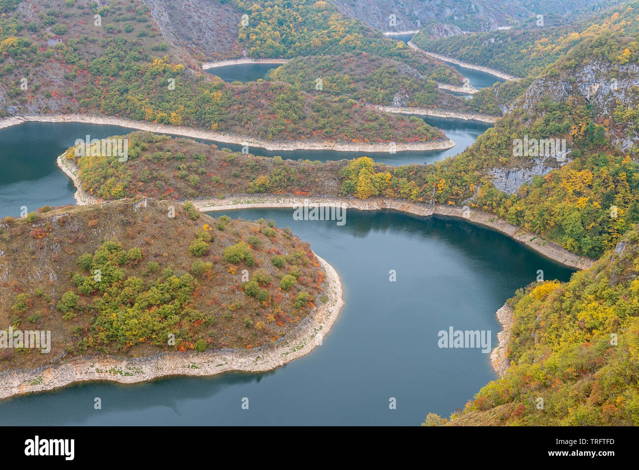 Schlängelt sich der Fluss Uvac, Serbien Stockfoto