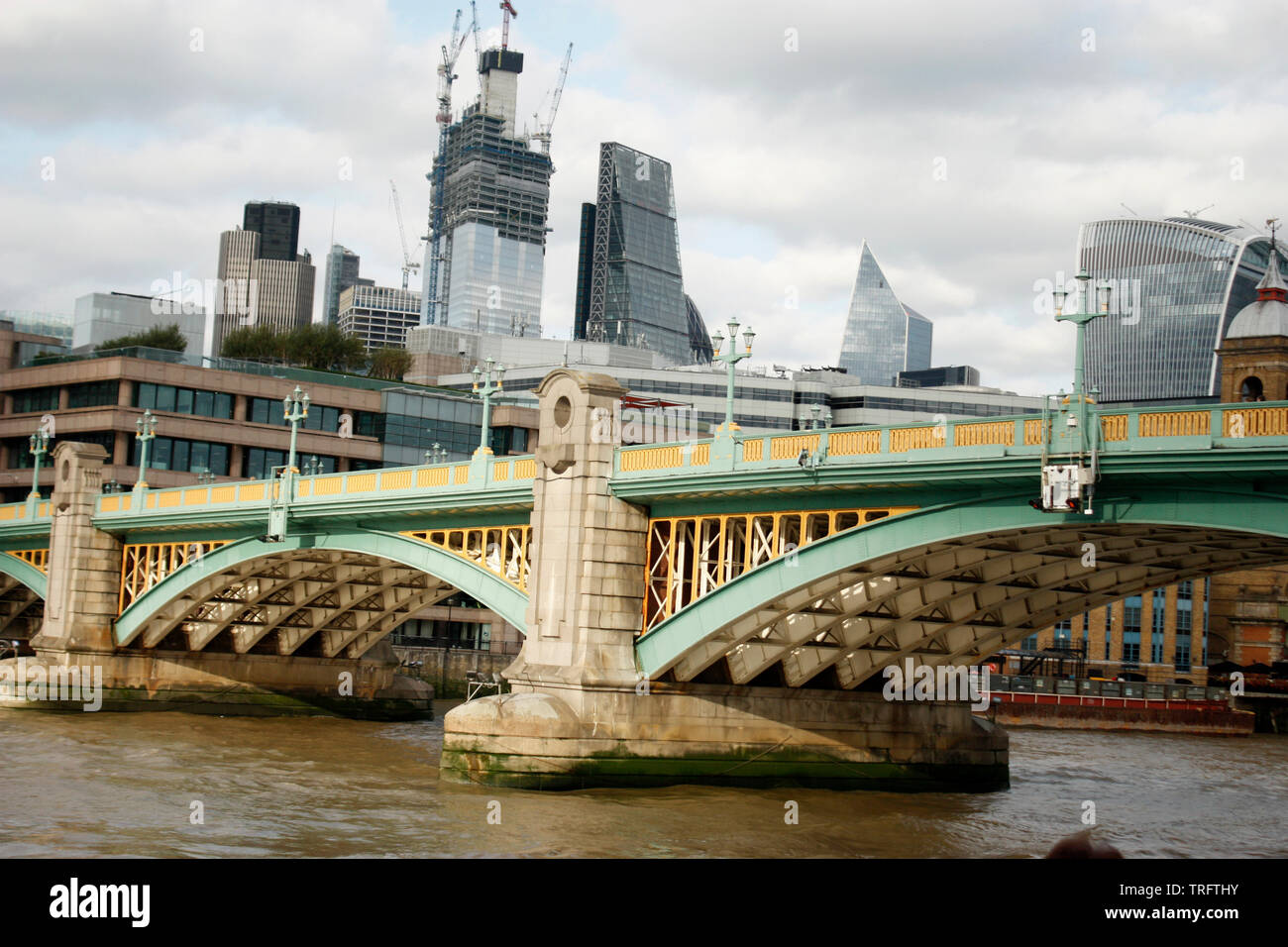 Die Westminster Bridge ist eine Straße - und Fuß - Verkehr Brücke über die Themse in London. Stockfoto