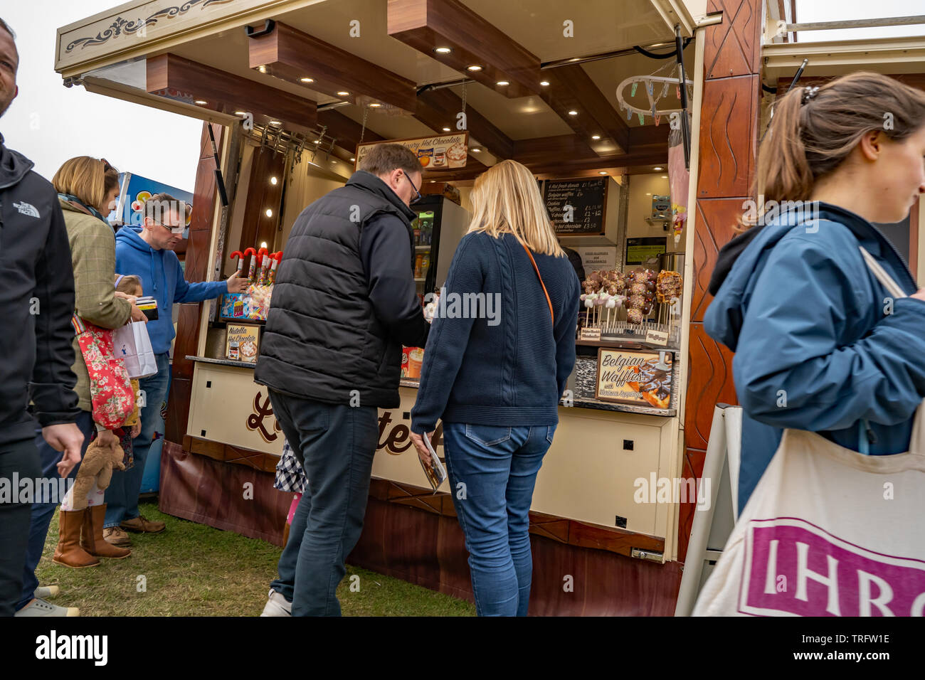 Cromer, Norfolk, Großbritannien. 19. Mai 2019. Cromer Krabben und Hummer Festival - Eltern kaufen Süßigkeiten und Süßwaren für ihre junge Tochter, Verstecken von s Stockfoto