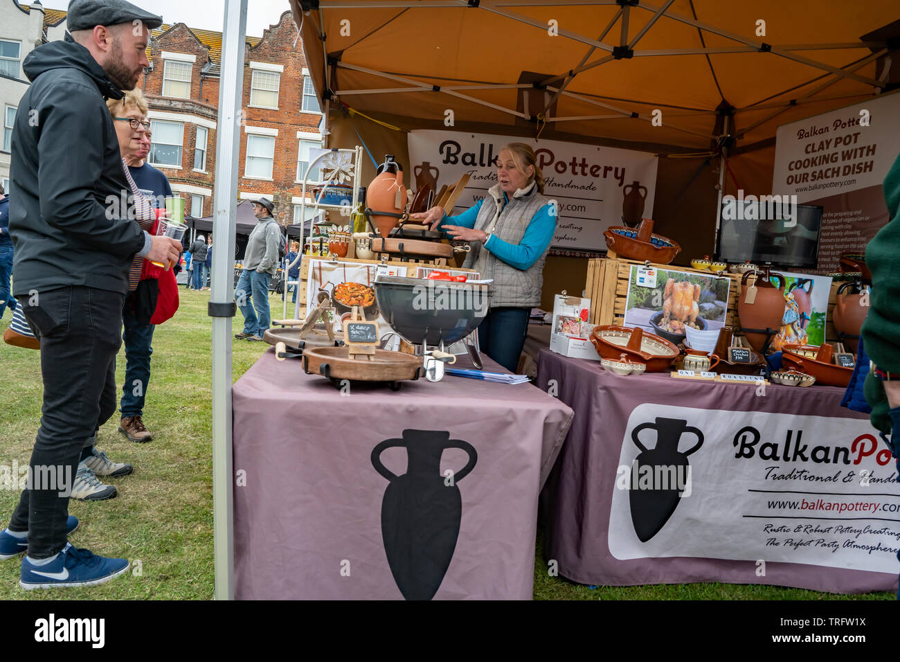 Cromer, Norfolk, Großbritannien. 19. Mai 2019. Cromer Krabben und Hummer festival-Balkan Töpferei stall Inhaber eine Produktdemonstration für umstehende Personen Stockfoto