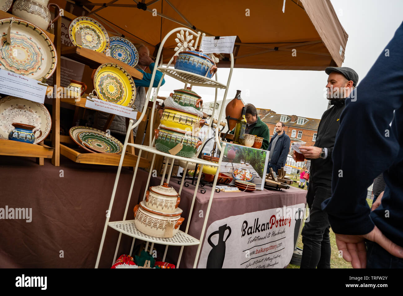 Cromer, Norfolk, Großbritannien. 19. Mai 2019. Cromer Krabben und Hummer Festival - bärtigen Mann Interesse an der speziellen Topf auf dem Balkan Keramik Ausstellung sta Stockfoto