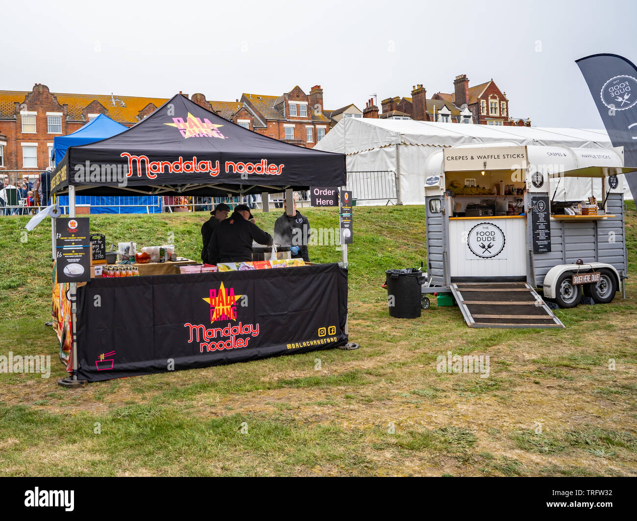 Cromer, Norfolk, Großbritannien. 19. Mai 2019. Cromer Krabben und Hummer Festival - Drei Männer arbeiten im Mandalay Nudeln neben der mobilen crepes Gerät wai Abschaltdruck Stockfoto