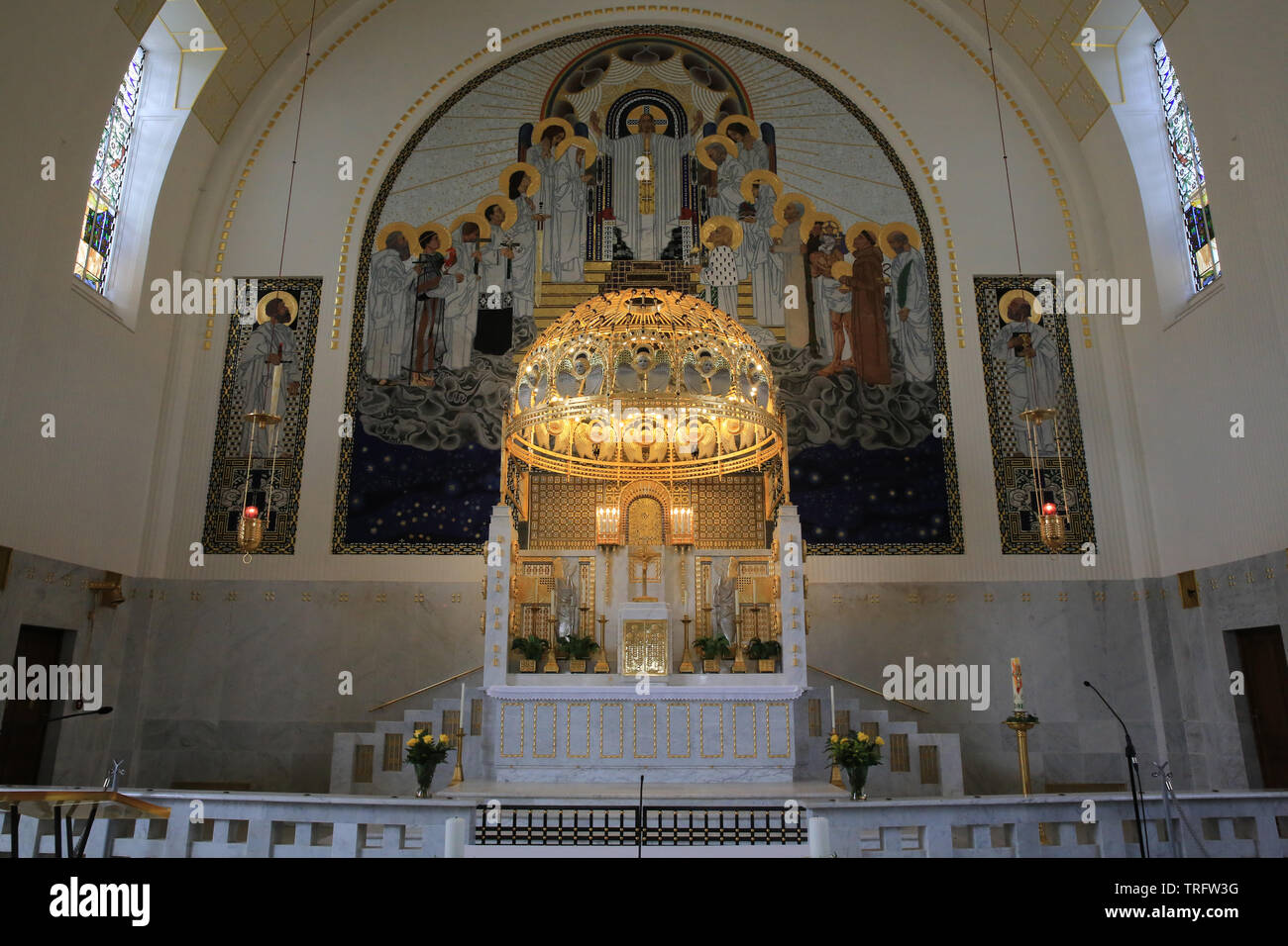 Le Maître-autel et son Baldachin doré en cuivre. Eglise Saint-Léopold am Steinhof. Construite par Otto Wagner entre 1902 et 1907. Vienne. Autriche. Stockfoto