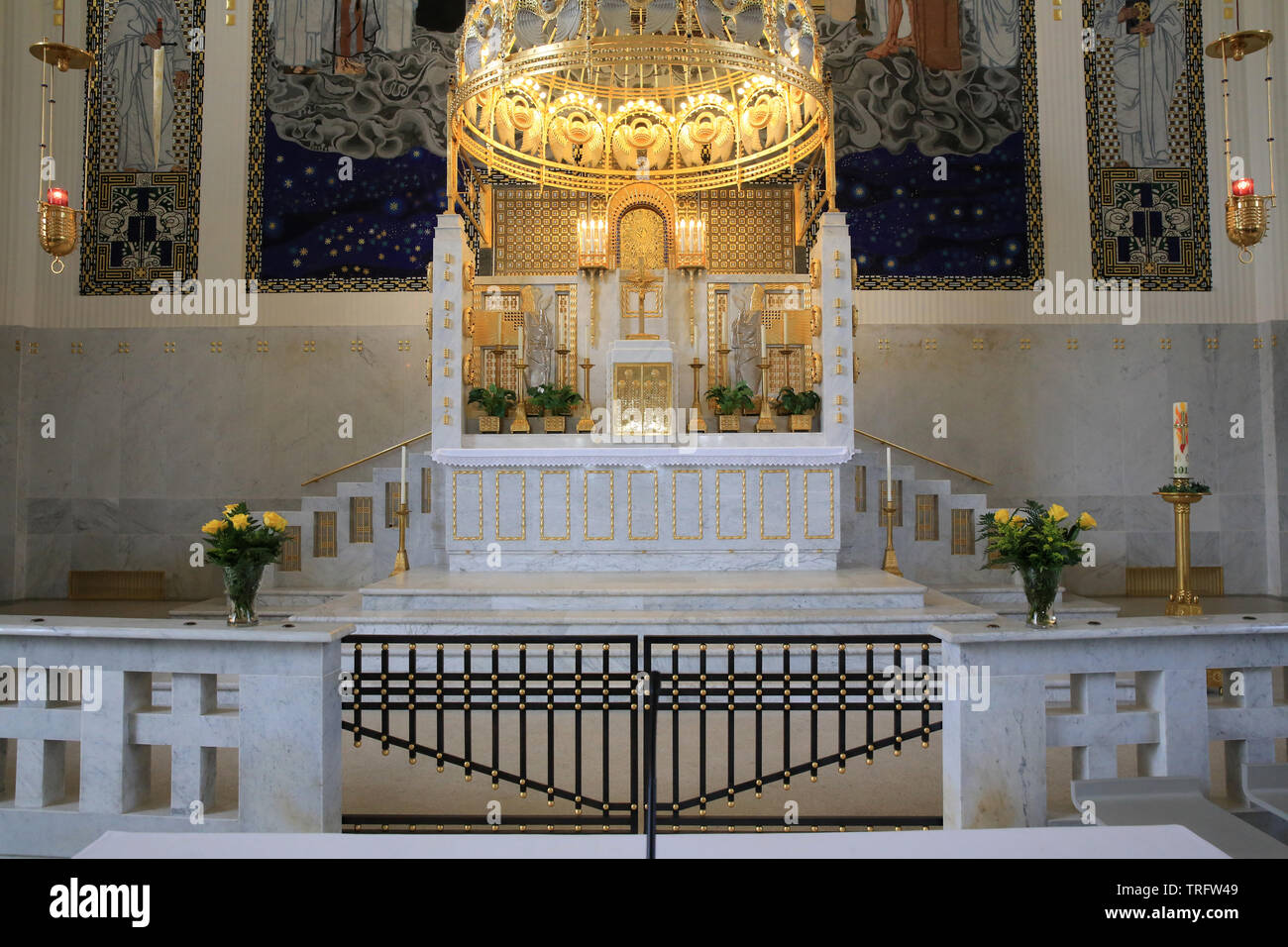 Le Maître-autel et son Baldachin doré en cuivre. Eglise Saint-Léopold am Steinhof. Construite par Otto Wagner entre 1902 et 1907. Vienne. Autriche. Stockfoto