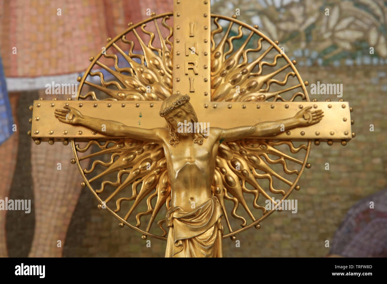 Jesus am Kreuz. Steinhof von Otto Wagner Kirche zwischen 1902 und 1907 gebaut. Vienne. Autriche. Stockfoto