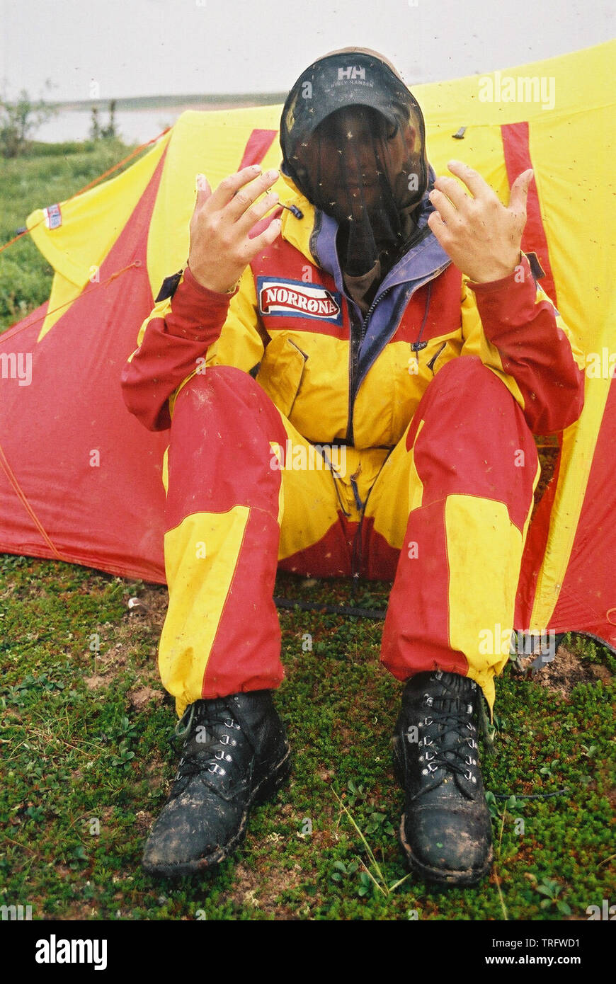 Outdoor Fotograf Øyvind Martinsen ist mit einem moskito Jacke ihn von den Schwarzen zu schützen Fliegen schwärmen entlang des Flusses Thelon in den Northwest Territories, Kanada. Juli, 2001. Stockfoto