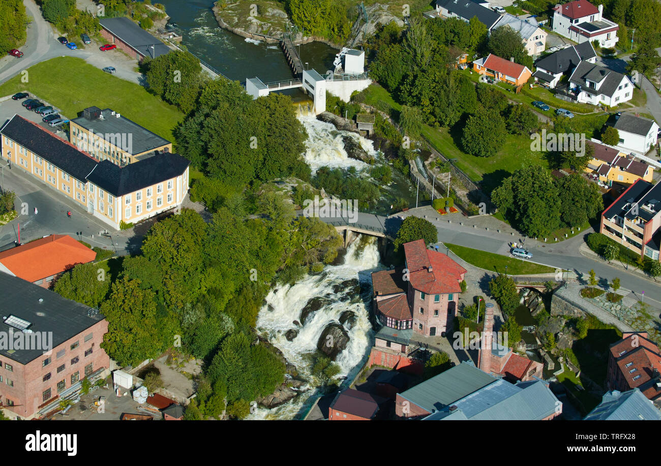 Luftaufnahme über Mossefossen Wasserfall am Auslass der See Vansjø im nördlichen Teil der Stadt Moss in Østfold, Norwegen. Der See Vansjø und die umliegenden Seen und Flüsse sind ein Teil des Wassers, das System namens Morsavassdraget. September, 2006. Stockfoto