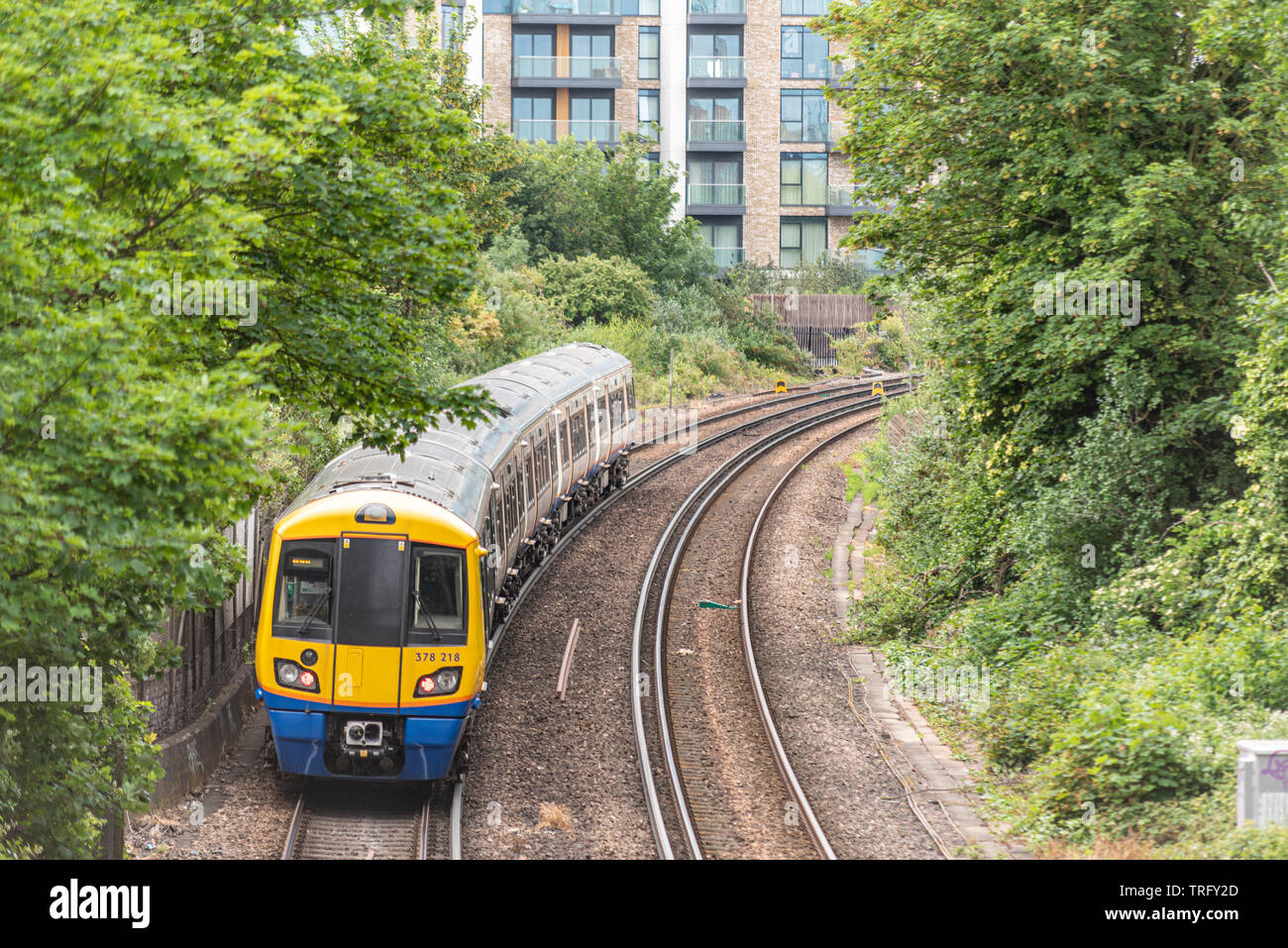 British Rail Class 378 Capitalstar Elektrischer Triebzug Personenzug, der speziell für die London Overground Netzwerk entwickelt, in Chelsea, Großbritannien Stockfoto