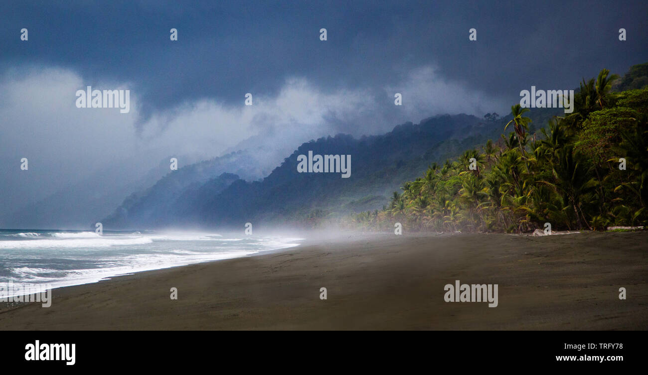 Nähert sich Regensturm auf einer pazifischen Strand durch den Nationalpark Corcovado auf der Halbinsel Osa in Costa Rica Stockfoto