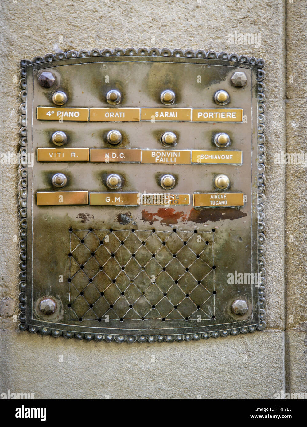 Stilvolle maßgeschneiderte Türklingeln und Intercom Plakette in Bronze am Eingang zu Wohnungen in Florenz Italien Stockfoto