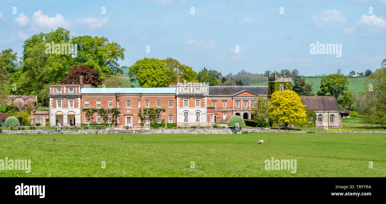 Okeover Hall und Park mit allen Heiligen manor Kirche in Staffordshire Großbritannien Sitz der Okeover Familie und nahe am Fluss Dove und Derbyshire Grenze Stockfoto
