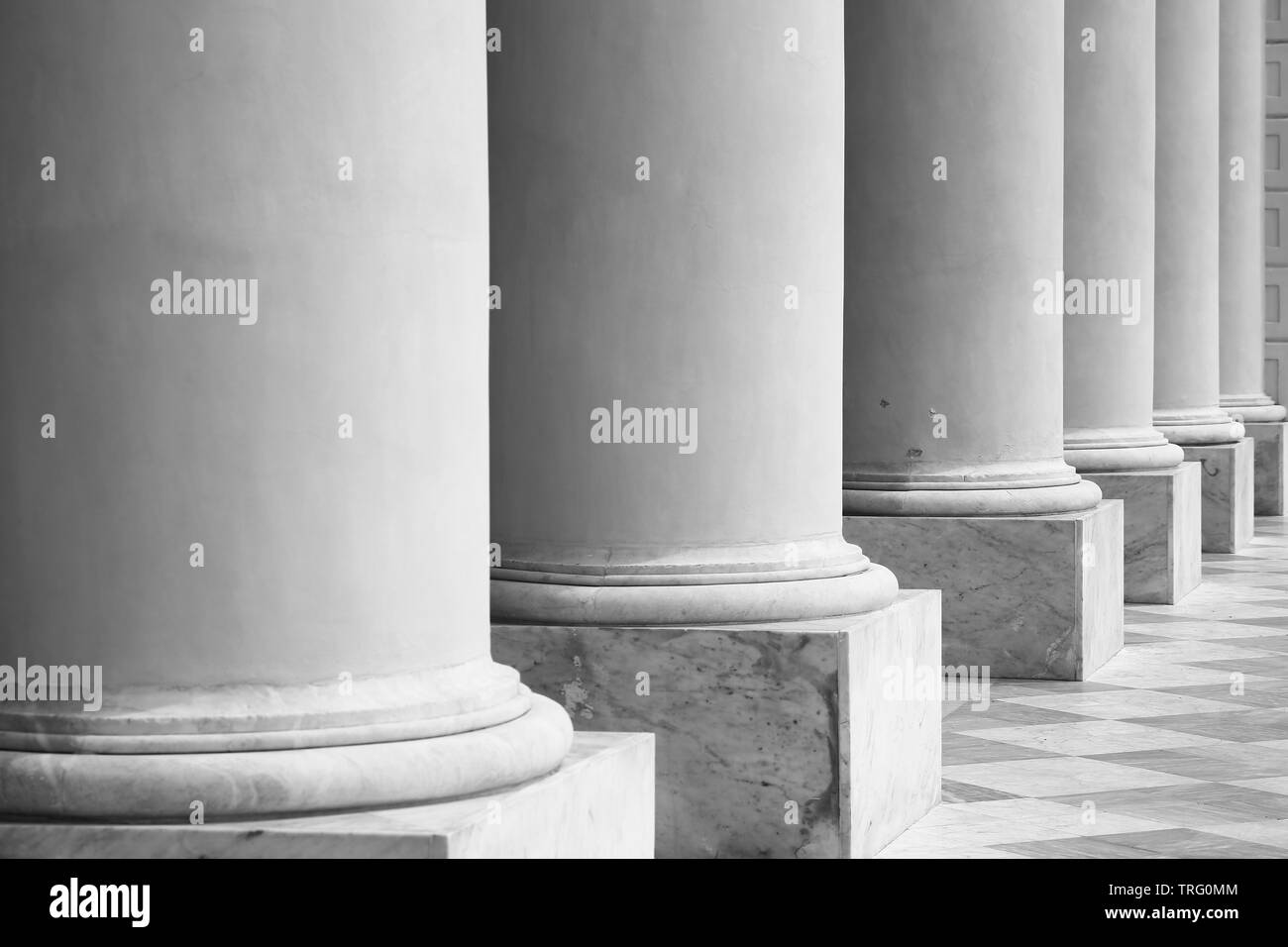 Detail einer Kirche mit großen Marmorsäulen Stockfoto