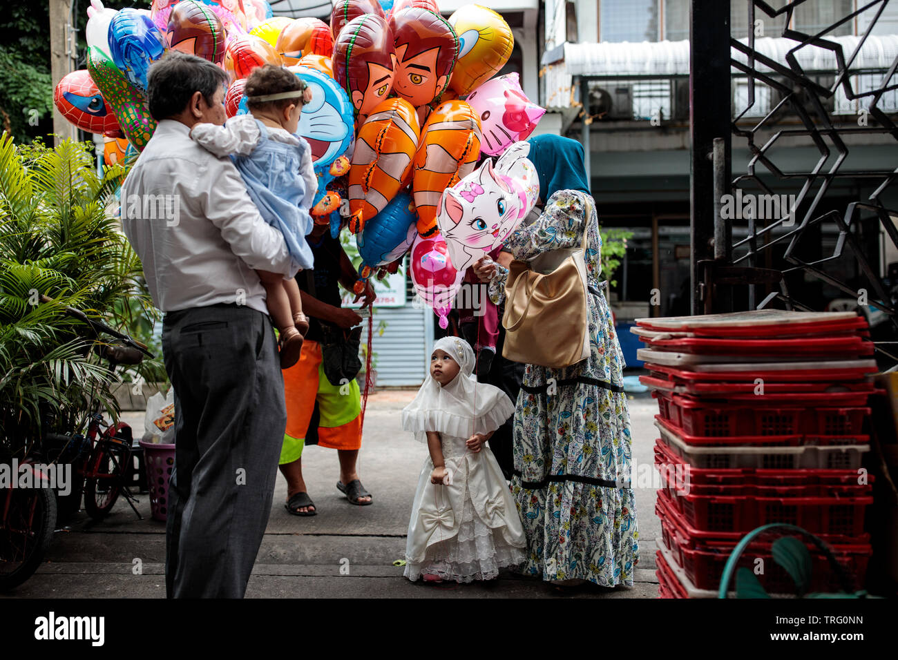 Muslime besuchen morgen Gebete bei der Gründung des Islamischen Zentrums von Thailand Moschee, Kennzeichnung, Eid al-Fitr in Bangkok, Thailand. Eid al-Adha, hat keine bestimmte Zeitdauer und feiert das Ende des Fastenmonats Ramadan. Stockfoto