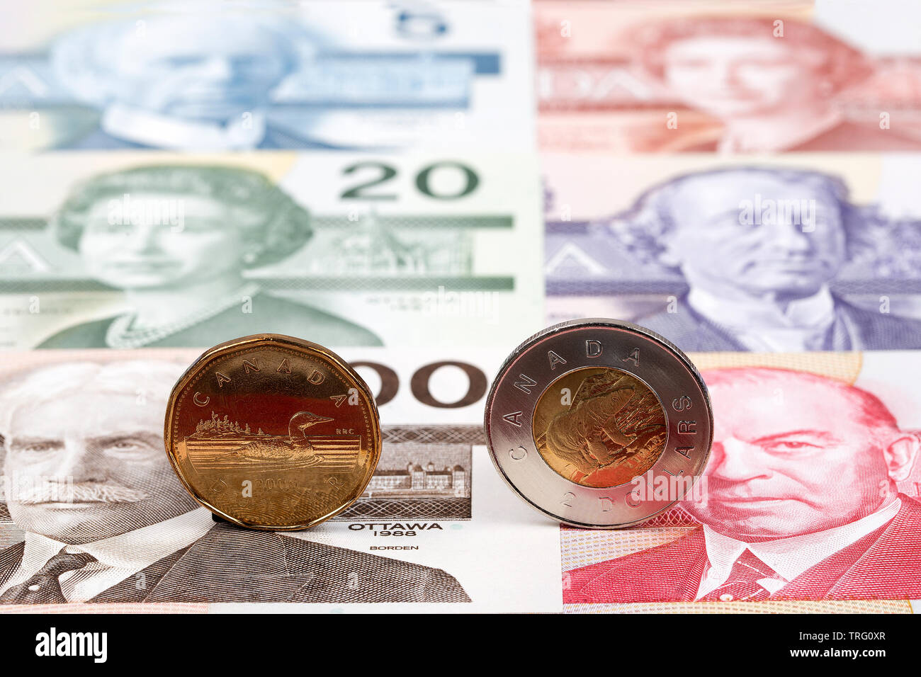 Canadian Dollar Münzen auf dem Hintergrund von Banknoten Stockfoto