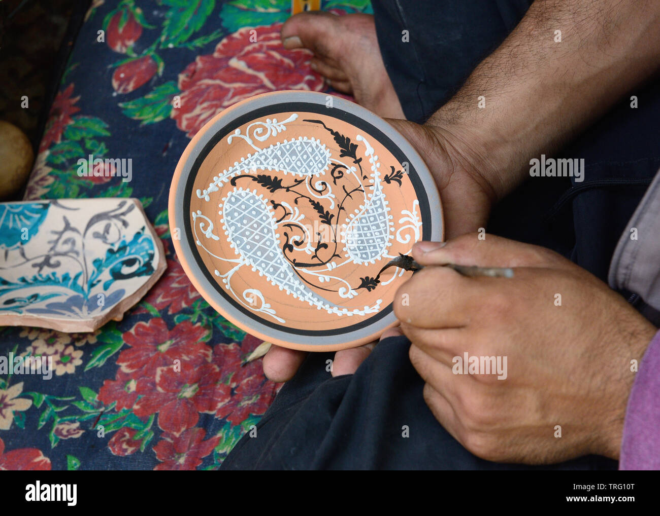 Die lokale Künstler Gemälde von Hand bunte Keramik Töpferei in Rishton, Usbekistan Stockfoto