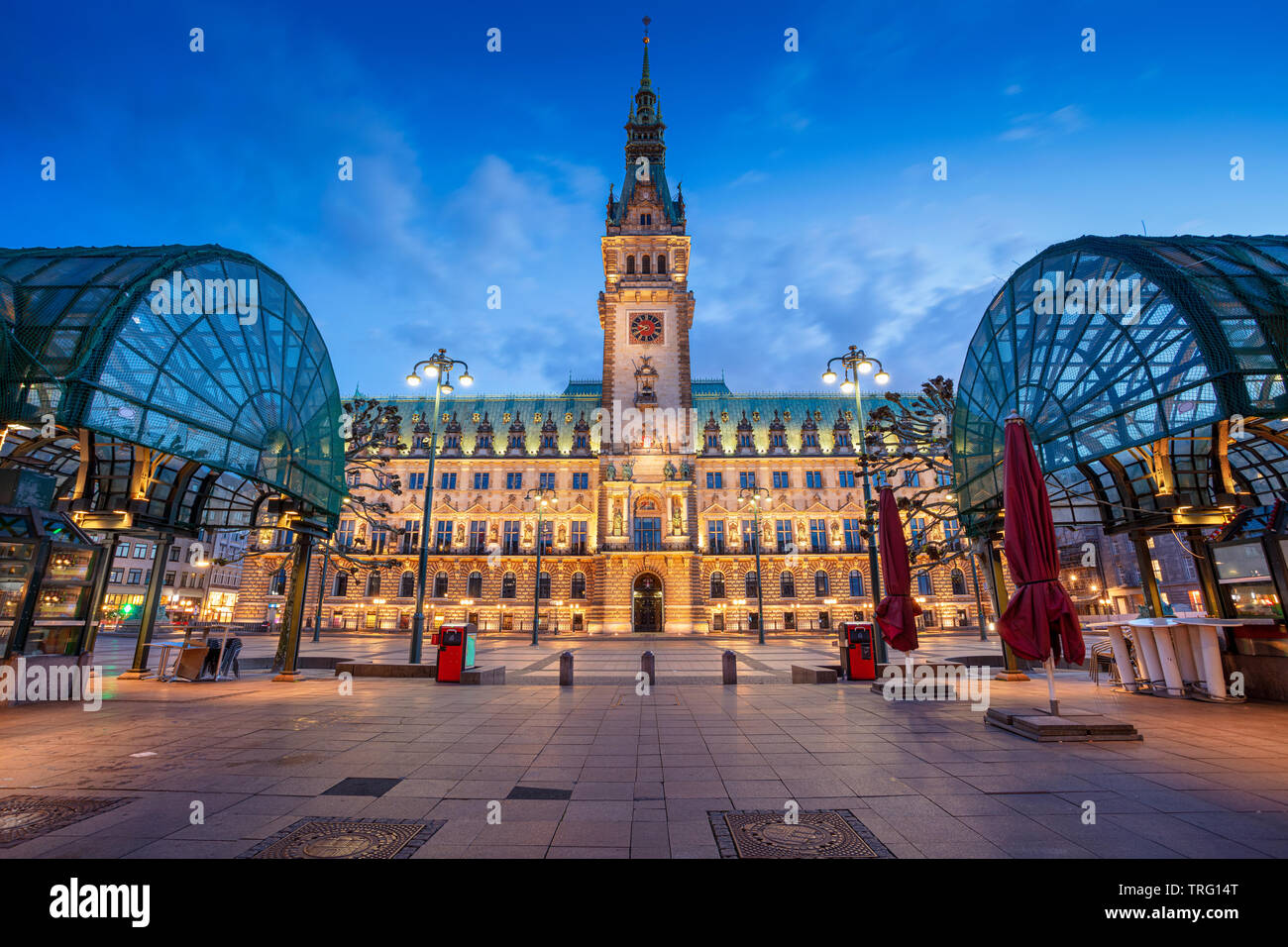 Hamburg, Deutschland. Stadtbild das Bild der Hamburger Innenstadt mit Rathaus während der Dämmerung blaue Stunde. Stockfoto