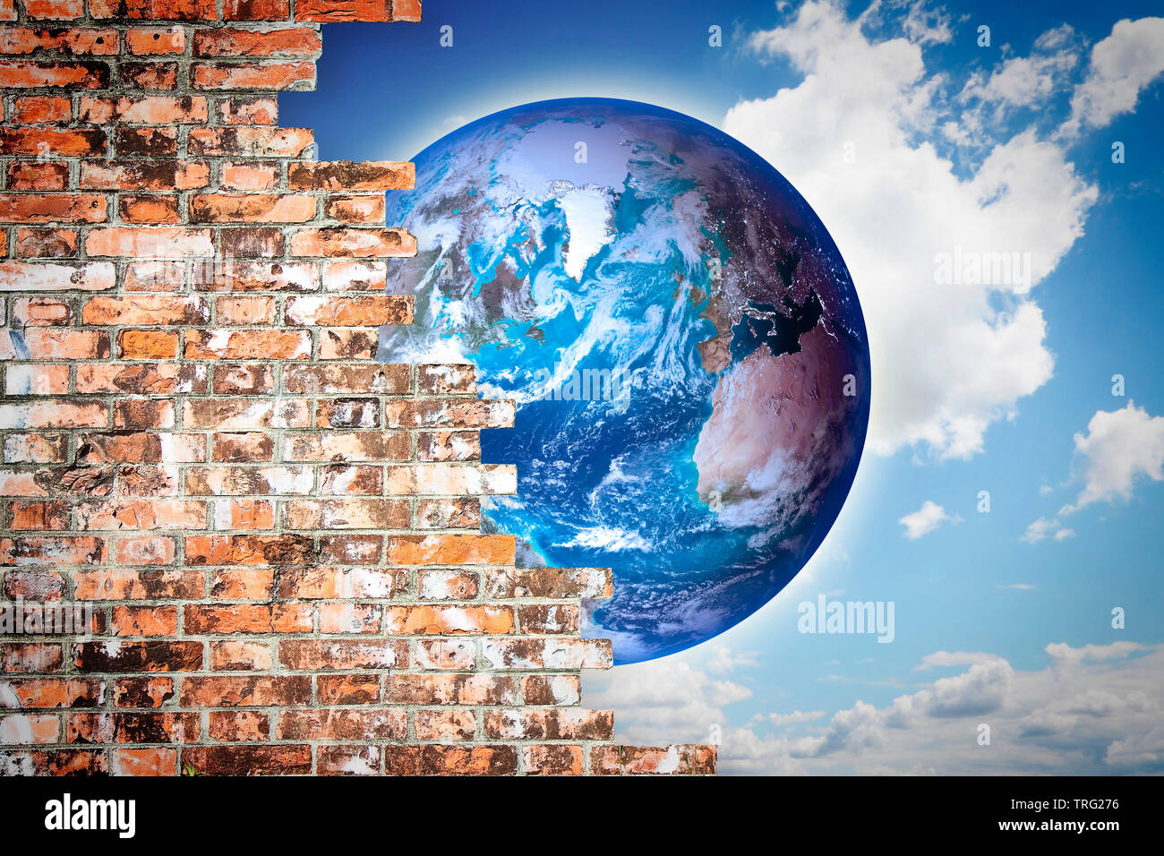 Durch einen Riss in der Wand sehen Sie die Welt - Freiheit Konzept Bild-Fotomontage mit Elementen von der NASA eingerichtet - das Bild des Planeten Ohr Stockfoto