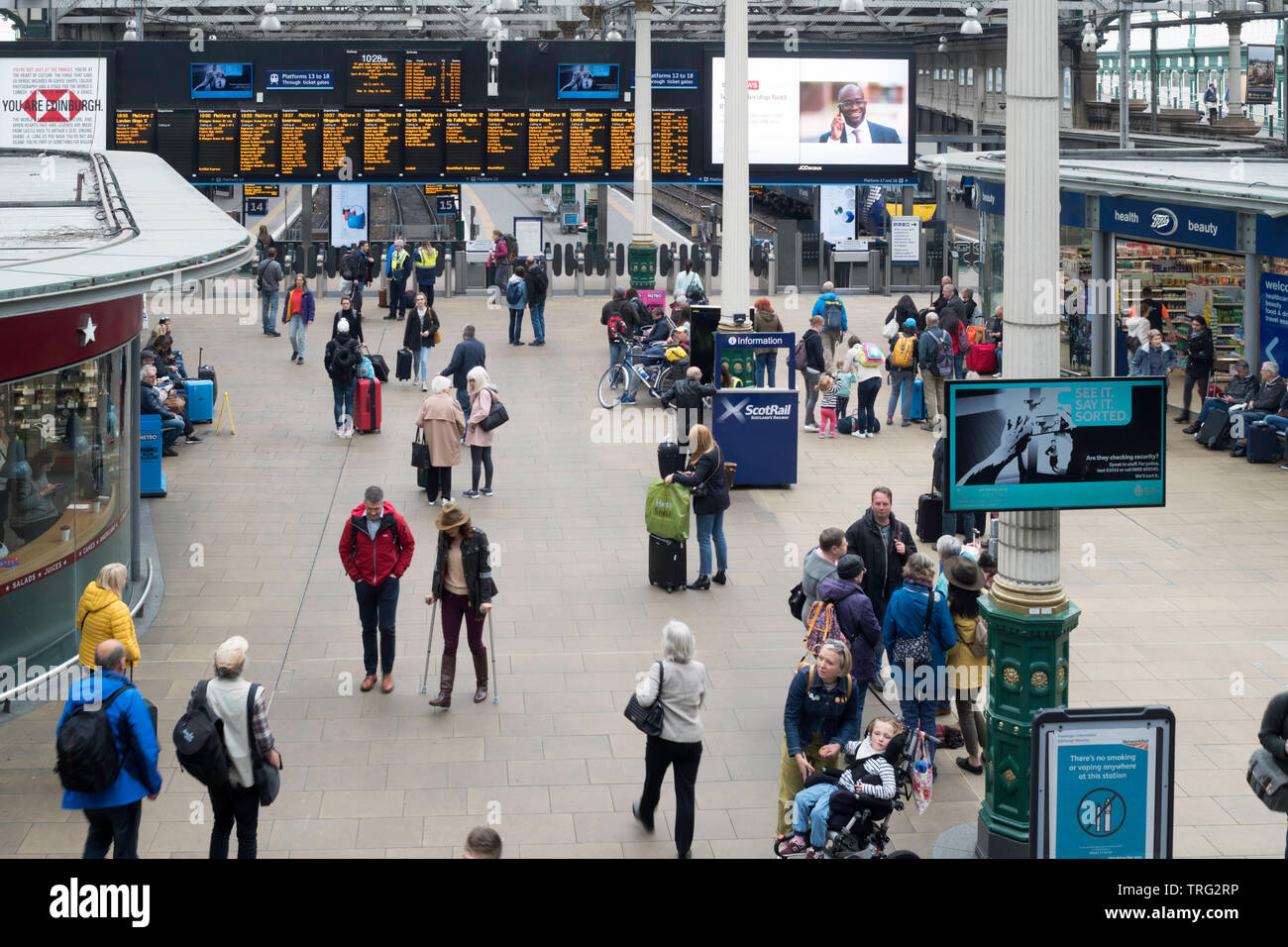 Passagiere in der bahnhofshalle Bahnhof Edinburgh Waverley, Edinburgh, Schottland, Europa warten Stockfoto