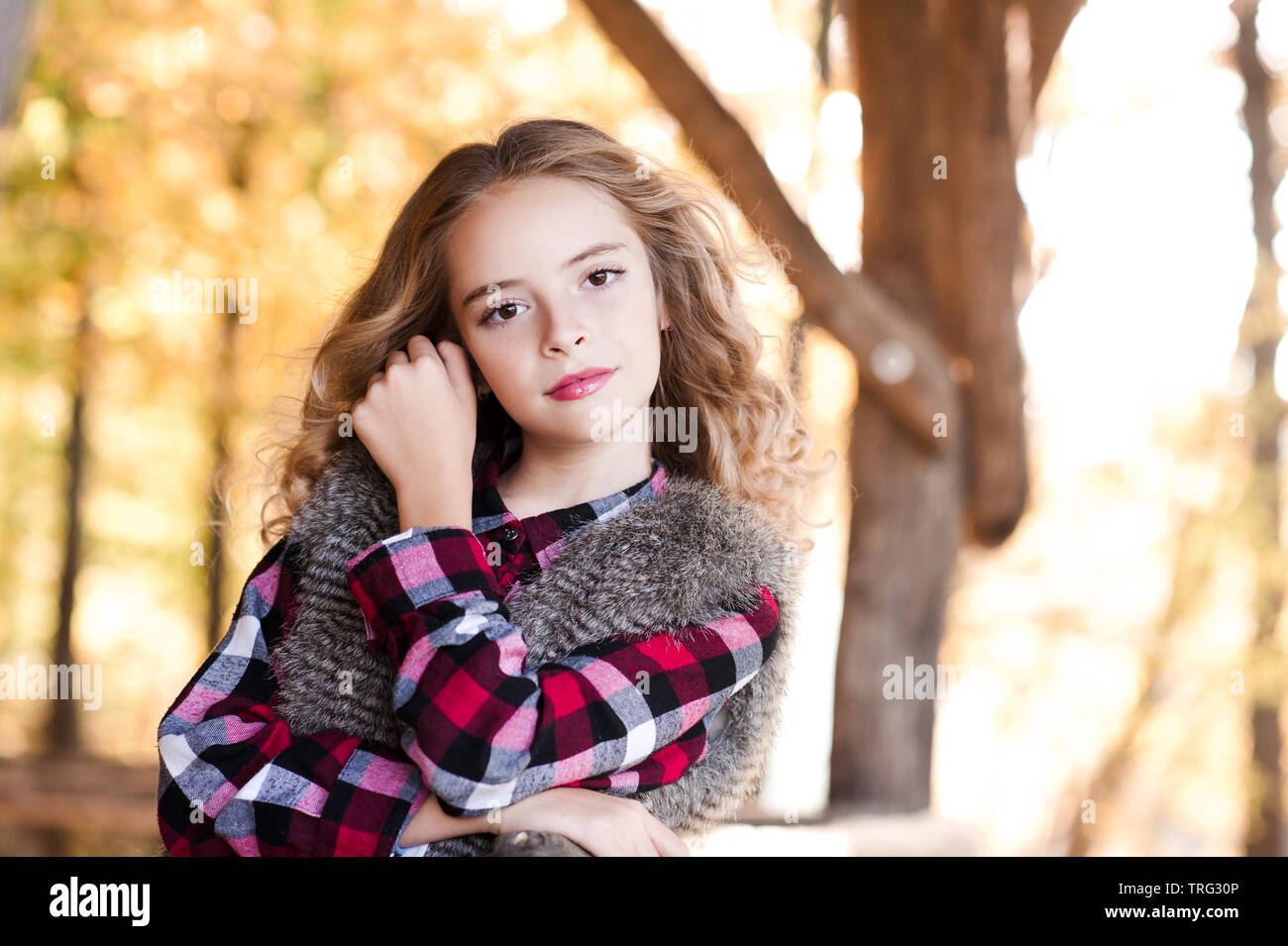 Schöne blonde Mädchen 14-15 Jahre alte Posing über Natur Hintergrund. Mit Blick auf die Kamera. Stockfoto