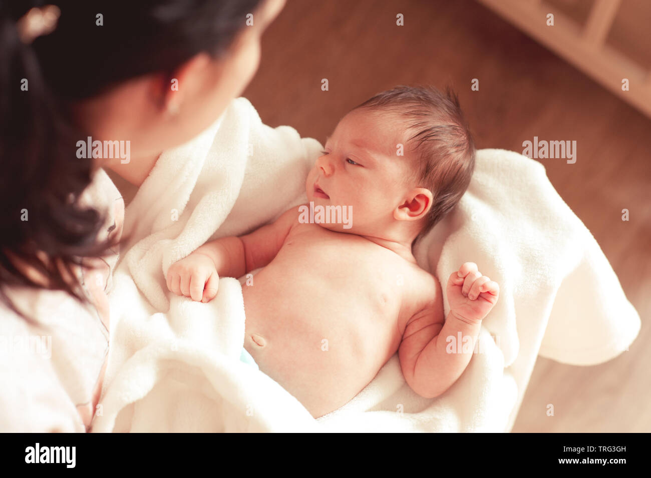 Frau mit Baby Mädchen im Zimmer. Ansicht von oben. Die Mutterschaft. Health Care. Stockfoto