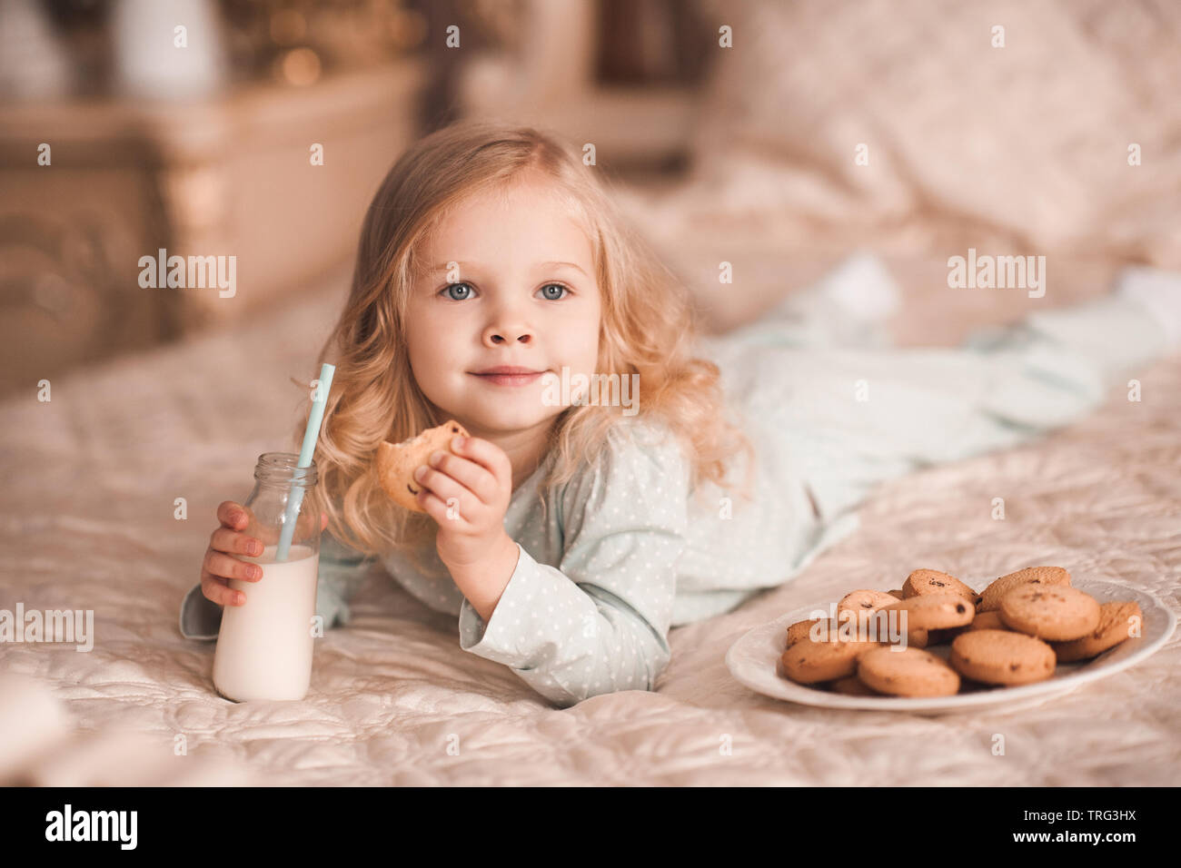 Susse Baby Madchen 3 4 Jahre Alte Cookies Essen Und Trinken Milch Im Bett Ganz Nah Liegen Guten Morgen Fruhstuck Stockfotografie Alamy