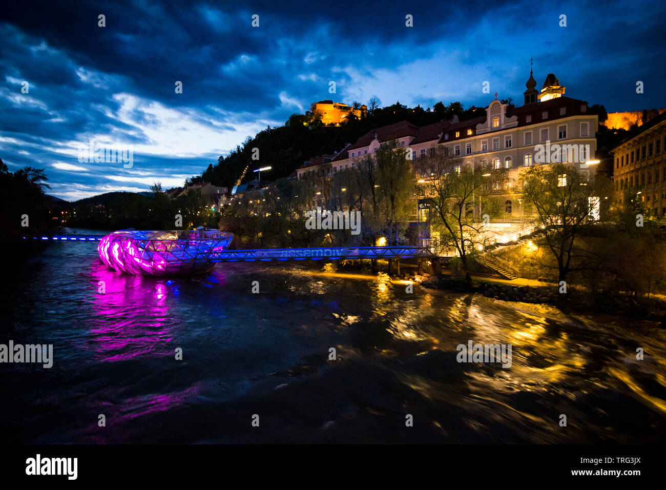 Graz in Österreich bei Nacht mit Insel in der Mur Stockfoto