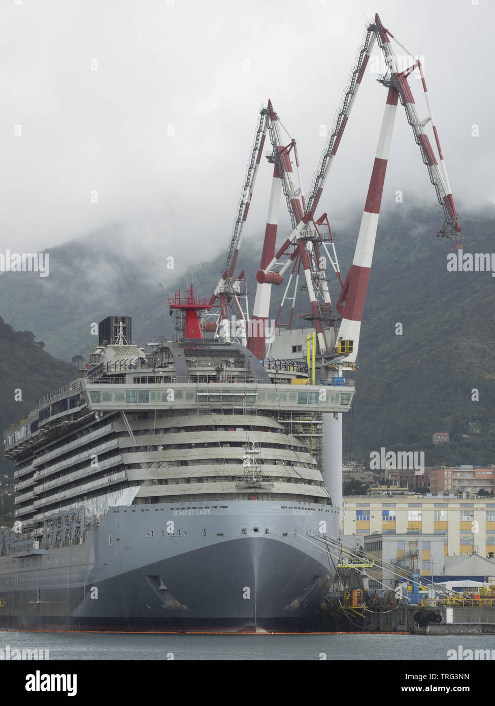 Genua Italien_19. Mai 2019: Neue Kreuzfahrt scarlet Lady im Bau an einem Dock einer Werft mit großen Kränen günstig Stockfoto